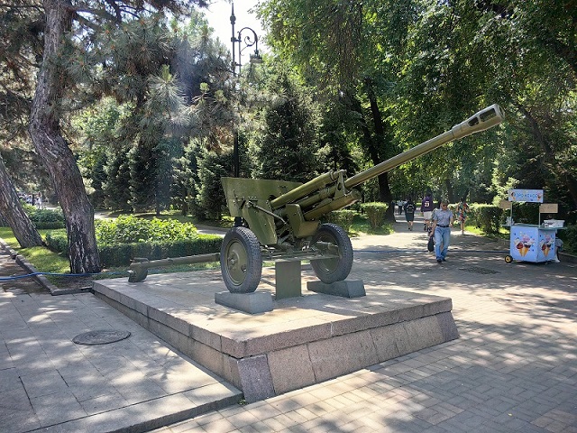 <p>Park 28 Panfilovtsev, one of the entrances, Almaty</p>
